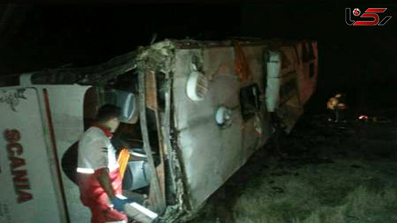 تصاویر سقوط اتوبوس به دره در جاده یاسوج / 2 مسافر نوروزی کشته و 9 تن زخمی 