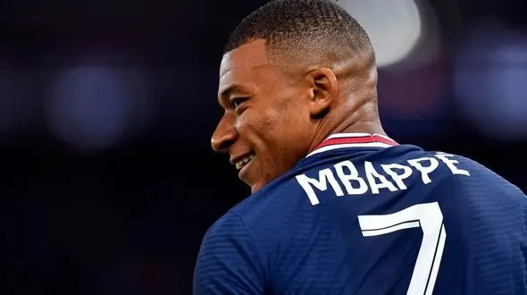 مجسمه امباپه از خودش امباپه تر است!