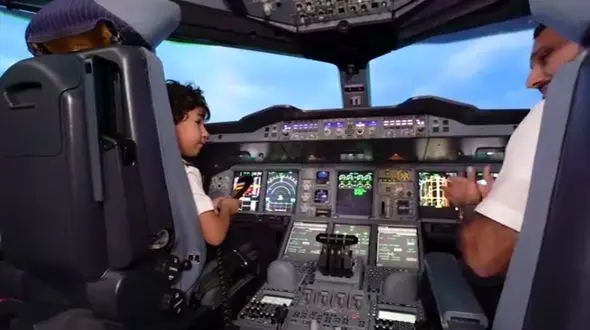 خلبان 5 ساله یک پرواز مسافربری را ببینید + فیلم