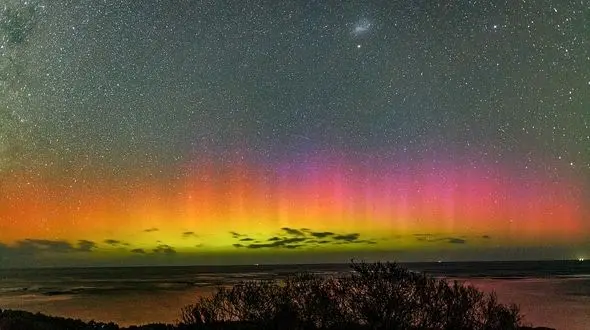 نمایش باورنکردنی از نورها در طبیعت+فیلم