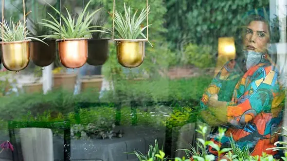 عاطفه رضوی با بلوز رنگی رنگی در خانه لاکچری + عکس 