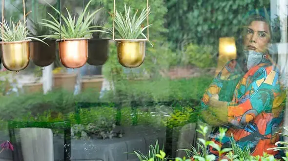 عاطفه رضوی با بلوز رنگی رنگی در خانه لاکچری + عکس 