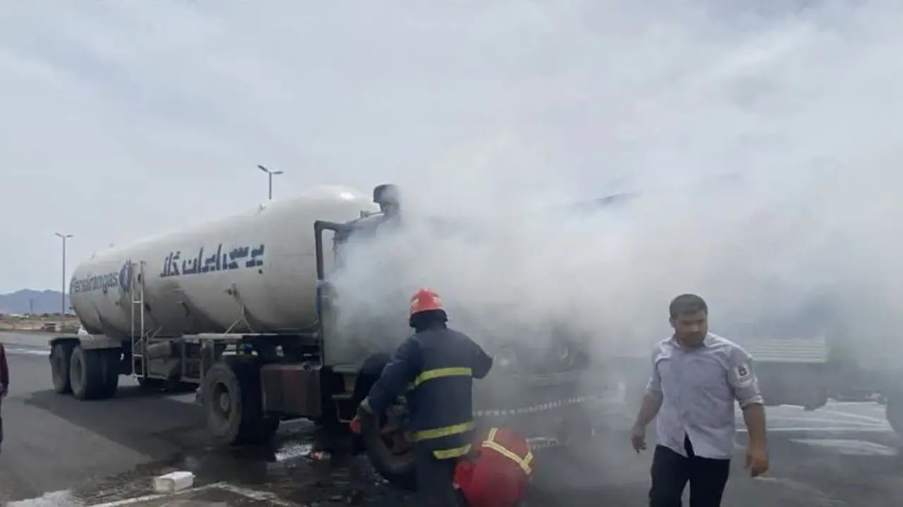 2 عکس از آتش سوزی هولناک تریلی حامل سوخت در اشتهارد / فاجعه از بیخ گوش مردم کرج گذشت