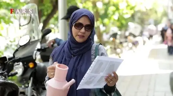 فروش آفتابه به مرد و زن های تهرانی در وسط خیابان+ فیلم