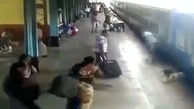 فیلم نجات یک زن که بین قطار در حال حرکت و سکو گیر کرده بود