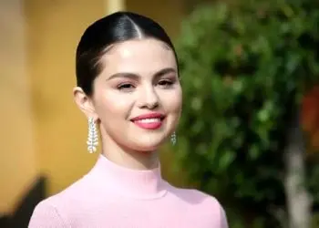 عکس/ یادی کنیم از حضور غافلگیرکننده سلنا گومز خواننده و بازیگر آمریکایی در مصلای امام خمینی که سر و صدا به پا کرد!