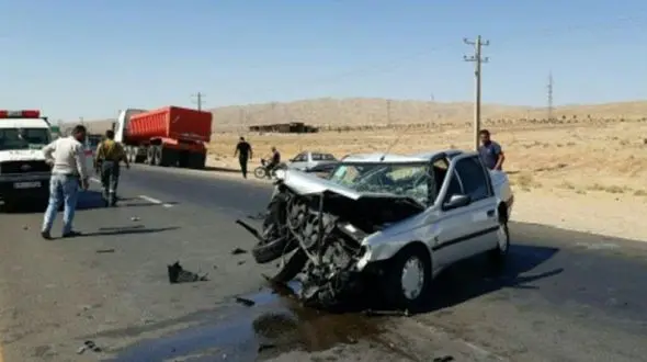 عکس  لحظه پوکیدن ماشین نقره ای وسط جاده گرمسار 