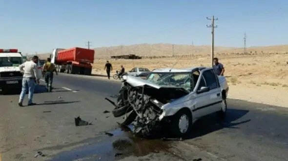 عکس  لحظه پوکیدن ماشین نقره ای وسط جاده گرمسار 