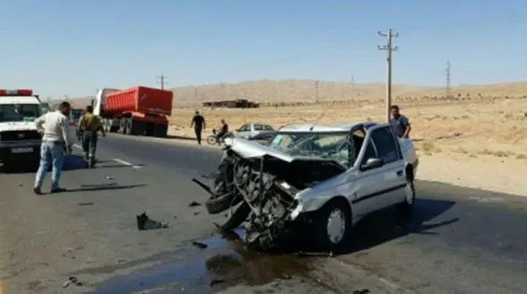 عکس  لحظه پوکیدن ماشین نقره ای وسط جاده گرمسار 