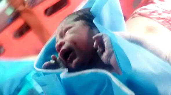 تولد نوزاد پسر در آسمان ایران! + عکس 