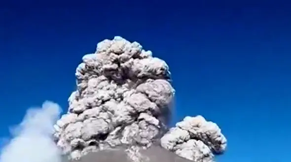 فیلمی دلهره‌آور از لحظه فوران آتشفشان و فرار گردشگران! + صحنه باورنکردنی