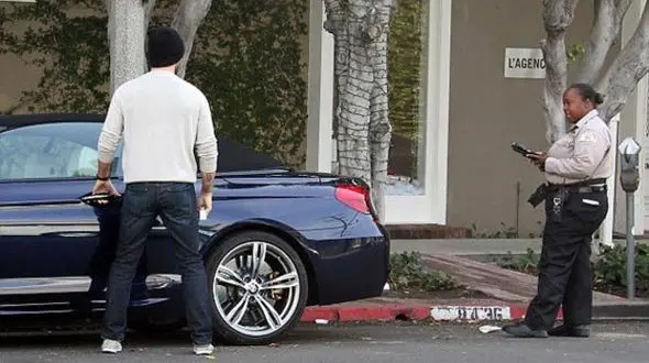 واکنش جالب یک بازیگر پس از جریمه شدن توسط پلیس! +تصاویر