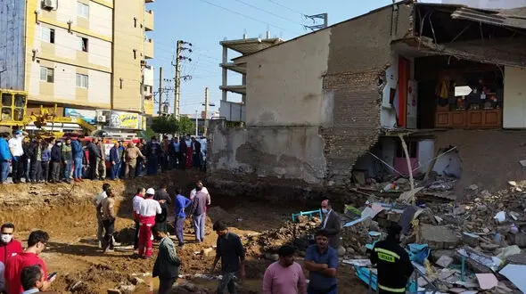 فیلم مرد فداکار در نجات دانش آموزان از زیر آوار مدرسه / گلستان در شوک