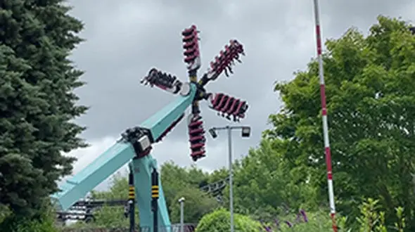 لحظاتی دلهره آور در شهربازی انگلیسی / مردم 20 دقیقه در آسمان گرفتار بودند + فیلم