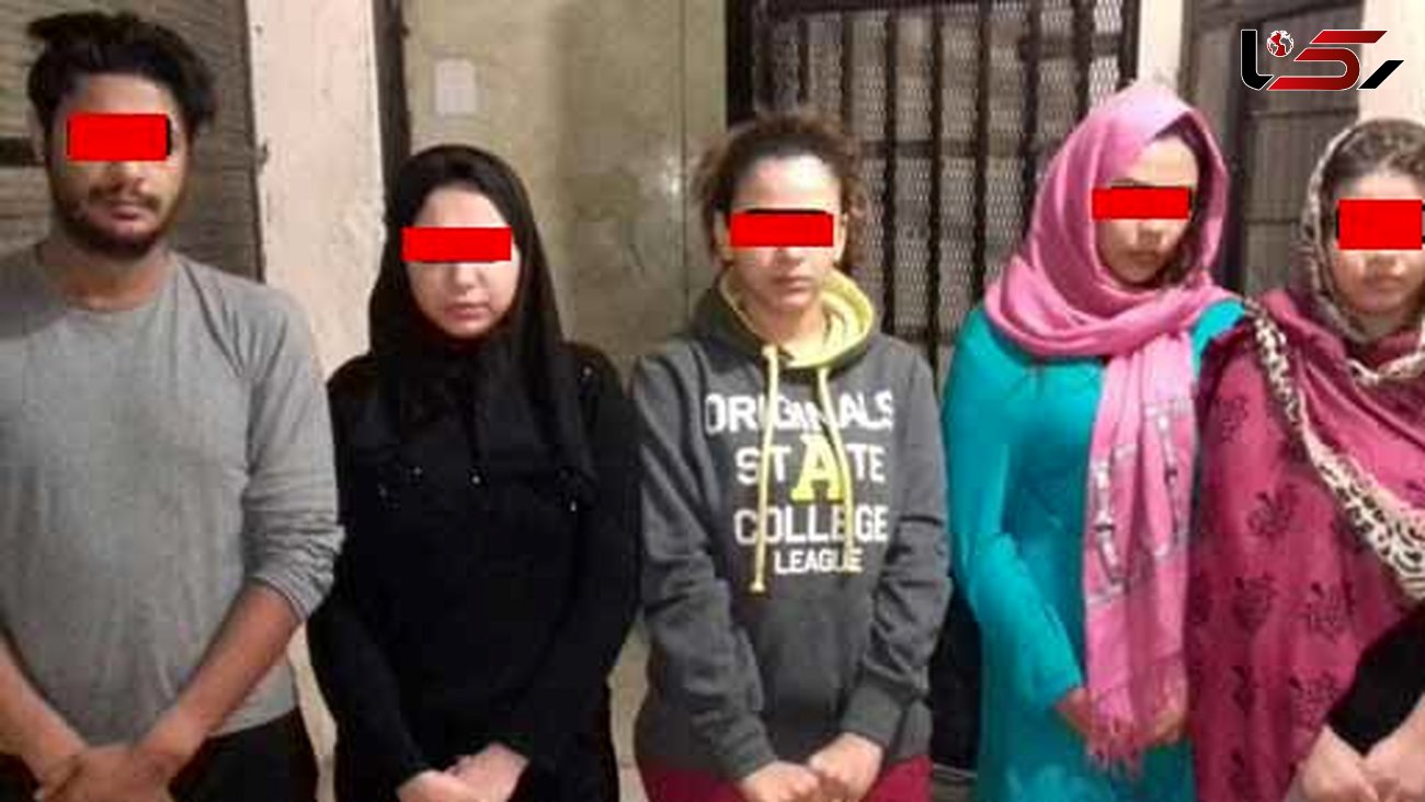 احمد و یاسمن یک خانه فساد را اداره می کردند+عکس 4 زن و دختر در کنار احمد هنگام دستگیری +عکس 