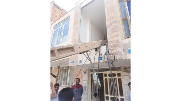 سقوط هولناک تیر برق به یک خانه در قم / تیرچراغ برق خانه را ویران کرد + فیلم و عکس
