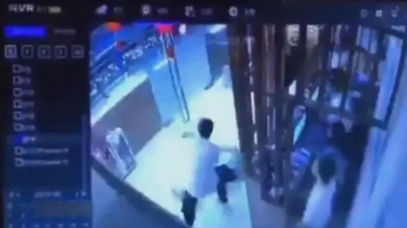 فیلم لحظه مرگ یکی از کارکنان شرکت چینی بر اثر سکته قلبی