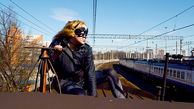 فیلم پرواز  دختر خفاشی بالای قطار شهری / این کار خارق العاده را حتما ببیند