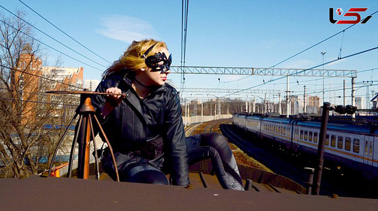 فیلم پرواز  دختر خفاشی بالای قطار شهری / این کار خارق العاده را حتما ببیند