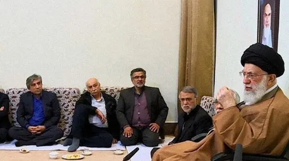 شوخی رهبر معظم انقلاب با محافظانشان در دیدار با هنرمندان: هر جا دوست دارید بشینید و به حرف این آقایون زیاد گوش نکنید+فیلم