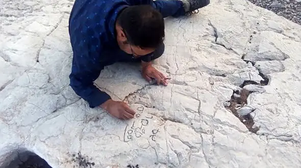 پنج کتیبه سنگ گور پهلوی مربوط به بهدینان زرتشتی در کوهستان نقش رستم کشف شد