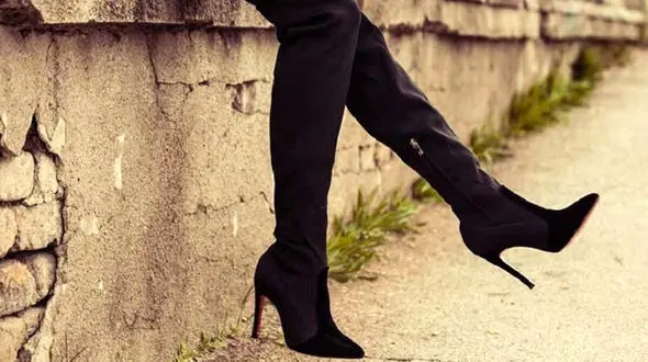 گدایی نوه شاه قاجار با کفش پاشنه بلند ! / همه حیرت زده شدند !