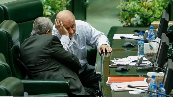 خوابیدن نماینده جنجالی مجلس در نشست علنی مجلس شورای اسلامی +عکس