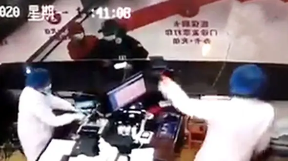 تهدید عجیب مرد کرونایی در بیمارستان  / او سمت پرستاران سرفه کرد +فیلم