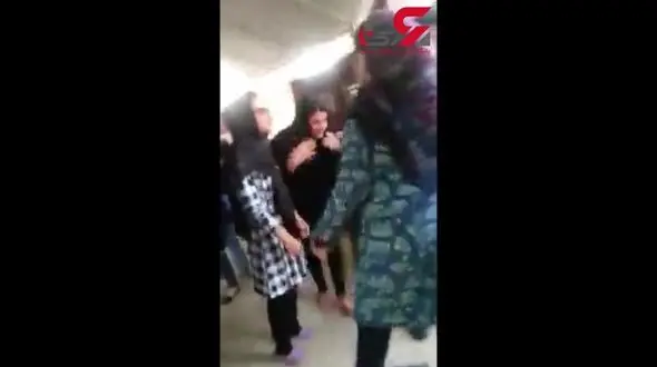 تجمع اعتراض آمیز دختران دانشجو در اهواز / زندگی در گرمای 50 درجه بدون کولر! + فیلم و عکس 