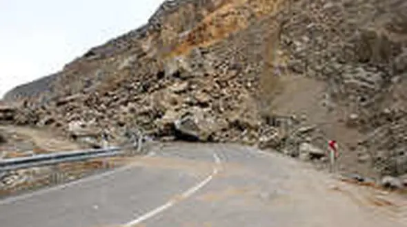 ریزش کوه آزادراه پل زال- خرم‎آباد را مسدود کرد