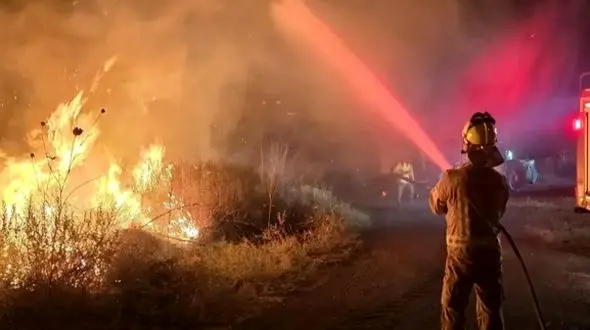 فاجعه در شهر ری / آتش‌سوزی مهیب در انبار مواد نفتی ادامه دارد