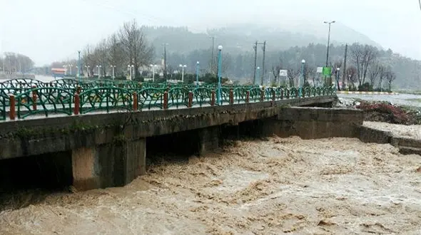 پل اصلی مسیر سیلاب در مرکز مهدی‌شهر دچار رانش شد+عکس