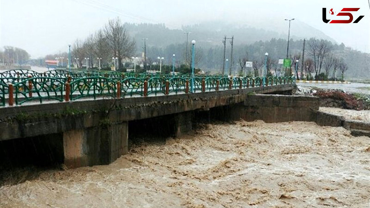 پل اصلی مسیر سیلاب در مرکز مهدی‌شهر دچار رانش شد+عکس