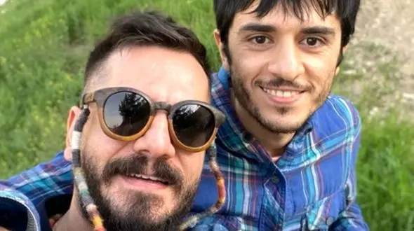 سکانس تقلید یونس غزالی از برادرش عباس غزالی در سریال «وضعیت سفید»/ حتی توی سریال هم معلومه برادرن و میزنن تو سر و کله همدیگه