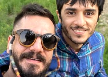 سکانس تقلید یونس غزالی از برادرش عباس غزالی در سریال «وضعیت سفید»/ حتی توی سریال هم معلومه برادرن و میزنن تو سر و کله همدیگه