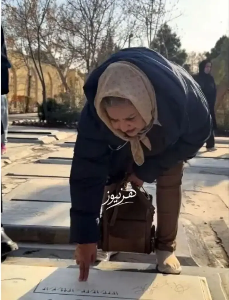 بی بی بر سر مزار هاشم