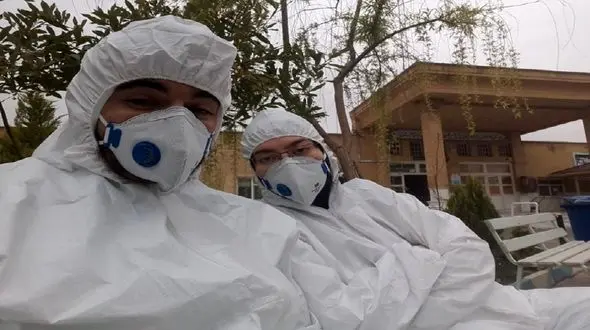 عکس / عروس و داماد قمی شب عروسی شان را در بیمارستان ماندند / این 2 پزشک به کرونایی ها خدمت می کنند