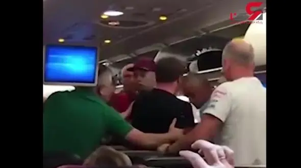 درگیری شدید مسافران در هواپیما پرواز را یک ساعت به تأخیر انداخت +فیلم 