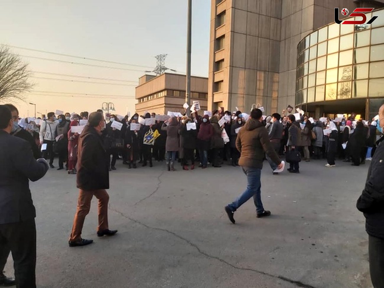  تجمع پرستاران بیمارستان میلاد مقابل ورودی بیمارستان