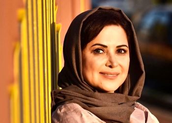 تقلید صدای هنرمندانه گوهر خیراندیش توسط کمند امیرسلیمانی! خانم چه استعدادی داره