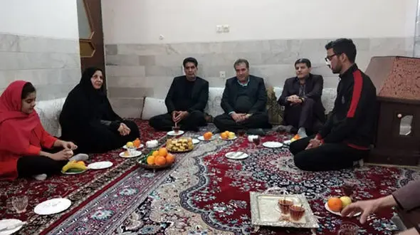 دانش آموز با ضربه کله دماغ معلم را شکست / در یزد رخ داد + عکس