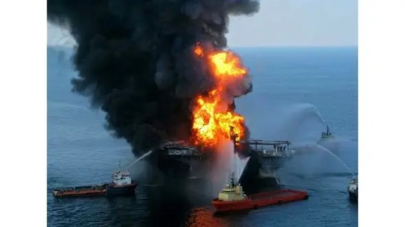 انفجار و آتش سوزی مجدد مخازن نفتکش / امکان نزدیک شدن به عرشه کشتی به صفر رسید + عکس
