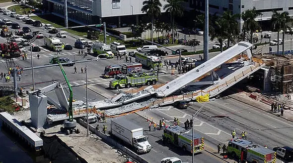 ببینید | لحظه  سقوط وحشتناک پل  وسط اتوبان + فیلم