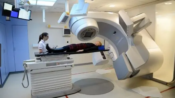 این زن با این روش درمانی به جنگ سرطان رفت