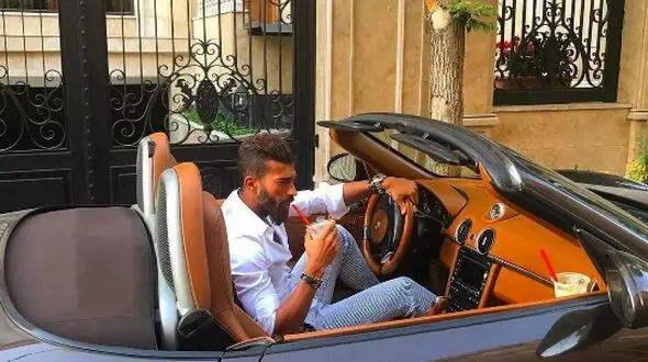 فیلم / رامین رضائیان: ساعت یک شب با پراید توی اتوبان داشتم میرفتم که ... مجبور شدم دنده عقب بگیرم ... راننده مزدا خواب موند و ماشین تا خود کمرم خم شد! ...