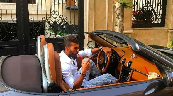 فیلم / رامین رضائیان: ساعت یک شب با پراید توی اتوبان داشتم میرفتم که ... مجبور شدم دنده عقب بگیرم ... راننده مزدا خواب موند و ماشین تا خود کمرم خم شد! ...