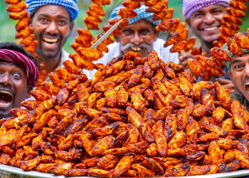 طبیعت هند و هنر آشپزی روستایی؛ تهیه بال مرغ کبابی و دودی / فیلم