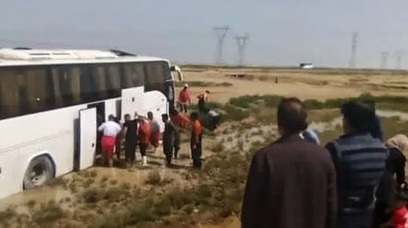 انحراف اتوبوس زائرین کربلا در محور آبادان - ماهشهر/  ۱۸ مصدوم داشت