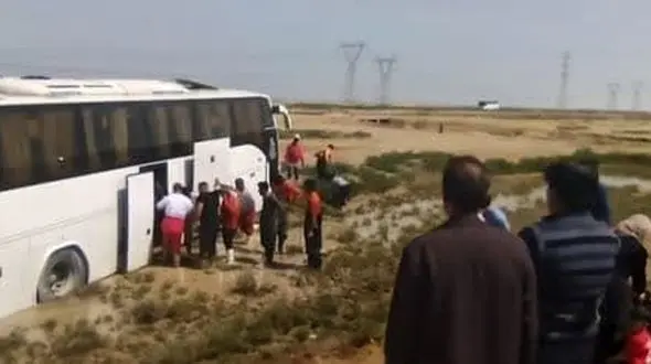 انحراف اتوبوس زائرین کربلا در محور آبادان - ماهشهر/  ۱۸ مصدوم داشت