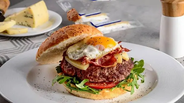 صبحانه ای فانتزی با بیکن گوساله و پنیر+ دستور تهیه